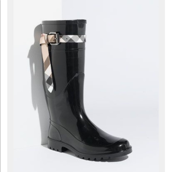 Burberry Shoes - LIKE NEW! Burberry rain boots 🌧